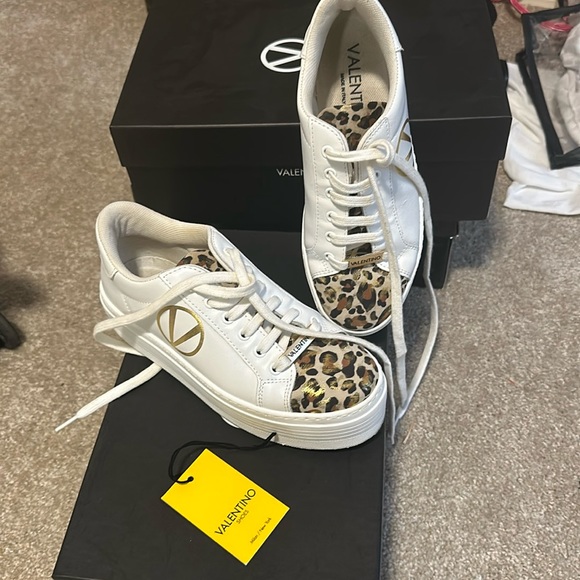 Mario Valentino Sneakers size 6. Leather and platform style - Picture 1 of 5